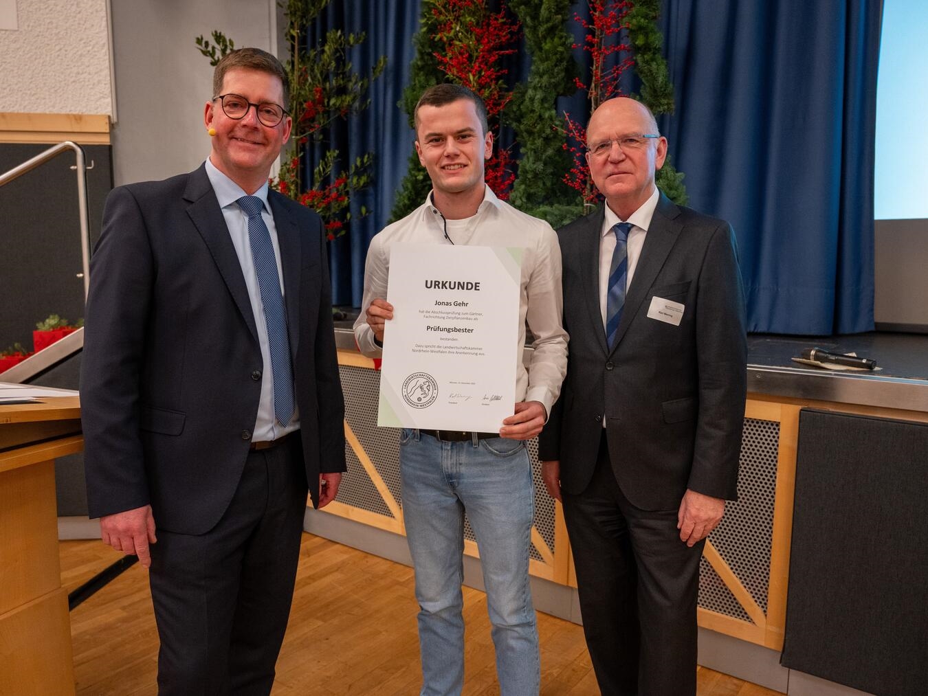 "Ehrung Prüfungsbester NRW: Jonas Gehr mit Urkunde von Präsident Werring und Direktor Dahlhoff in Bad Sassendorf"