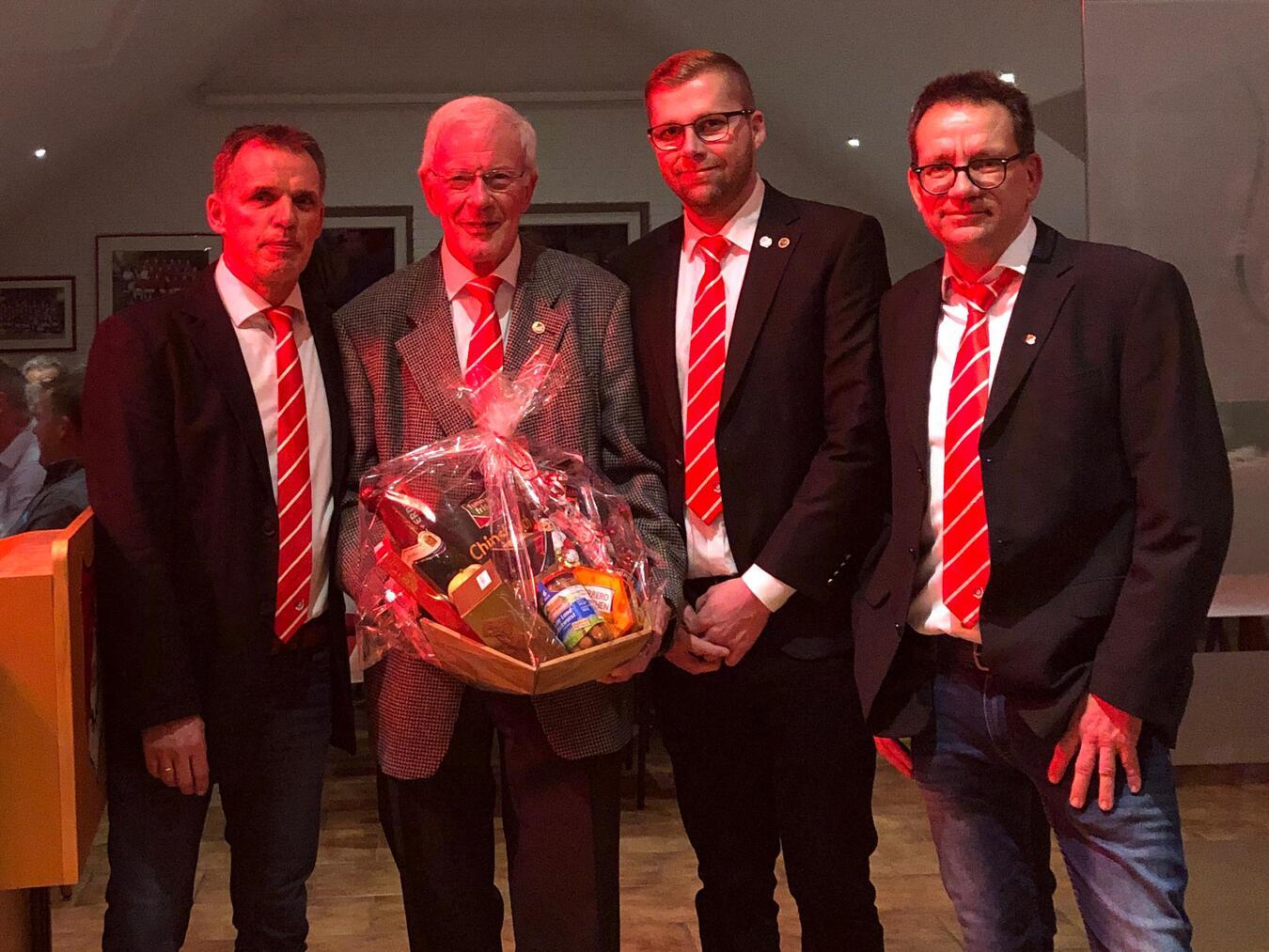 Ehrung auf der Weihnachtsfeier: 1. Vorsitzender Klaus Sesing, Ehrenvorsitzender Heinz Lukkezen, Geschäftsführer Nicolas te Baay, 2. Vorsitzender Markus Nakotte. Foto: privat