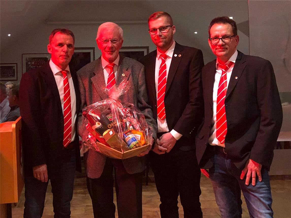 Ehrung auf der Weihnachtsfeier: 1. Vorsitzender Klaus Sesing, Ehrenvorsitzender Heinz Lukkezen, Geschäftsführer Nicolas te Baay, 2. Vorsitzender Markus Nakotte. Foto: privat