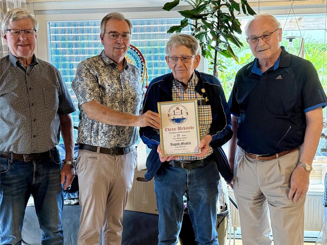 Ehrung beim BSV: (v. l.) Albert Dominick, Jubilar August Michels, Josef Gietemann, Willi Kluitmann. Foto BSV Brienen-Wardhausen