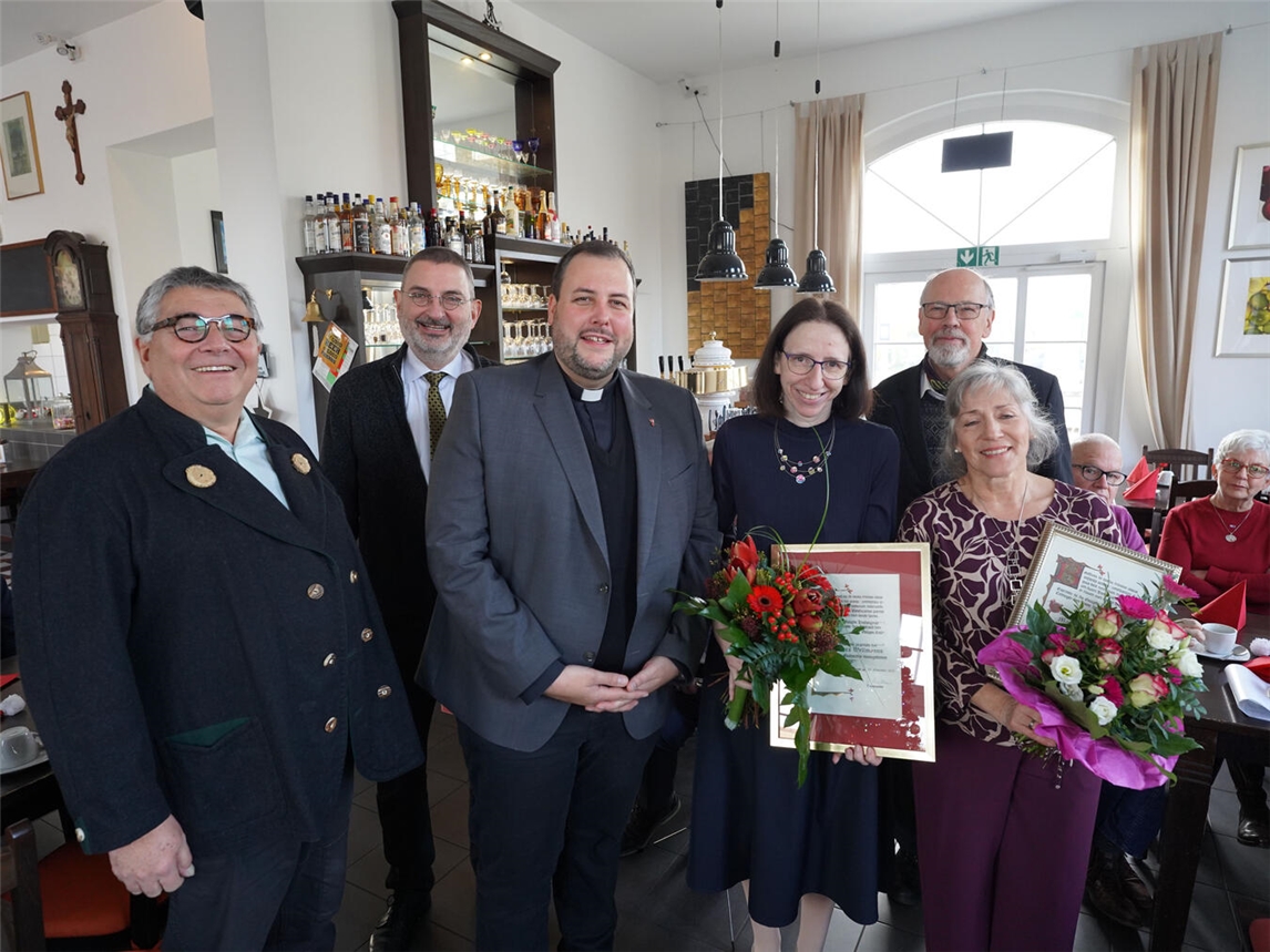 Ehrung der Jubilare beider Kirchenchöre (v.l.): Klaus Viehmann, Chorleiter Ingo Funken, Pfarrer Albert Lüken, Alexandra Wellmanns, Roland Krengel und Marianne Ingensiep. Foto: Andreas Kamps