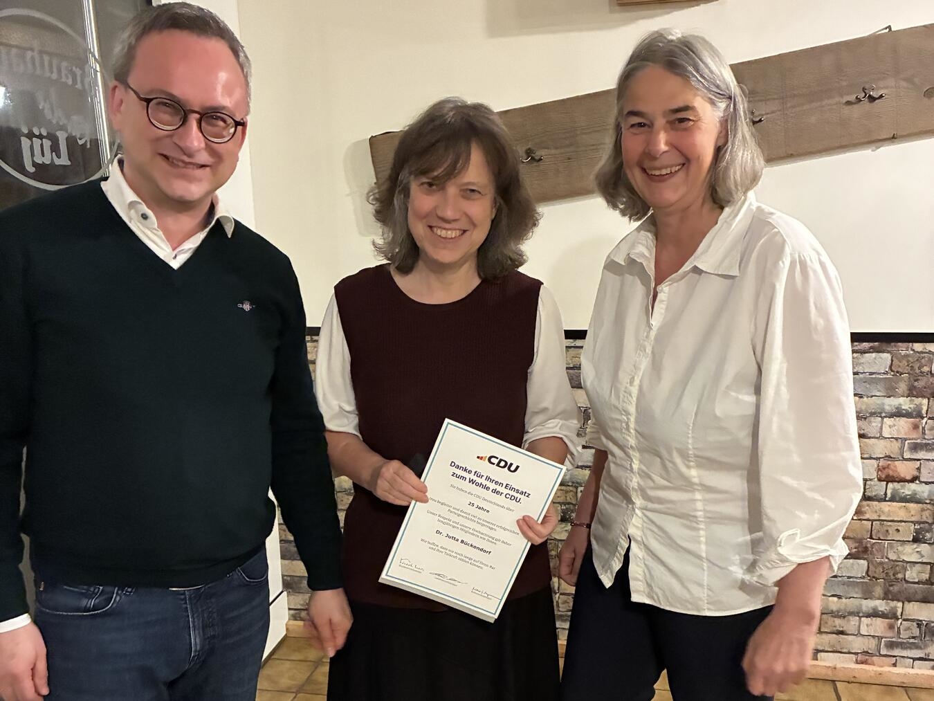 "Ehrung der Jubilare mit Matthias Mühlenhoff-Wirth, Dr. Jutta Bückendorf und Andrea Wilbertz Mertens bei feierlicher Veranstaltung"