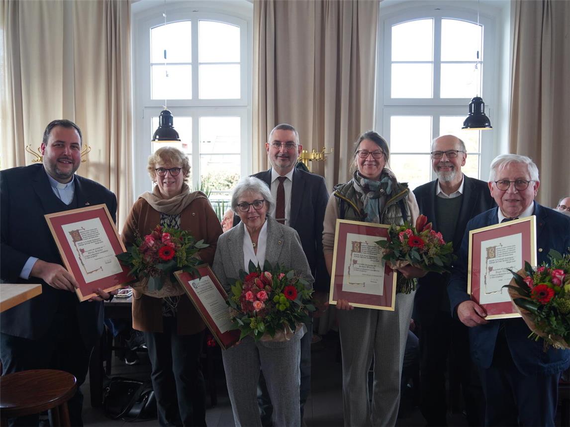 Ehrung der Jubilare: (v.l.n.r.) Pfarrer Albert Lüken, Ulrike Schäfer, Elisabeth Bossmanns, Chorleiter Ingo Funken, Silvia Wanzek, Vorsitzender Roland Krengel und Josef Verwimp.Foto: Andreas Kamps