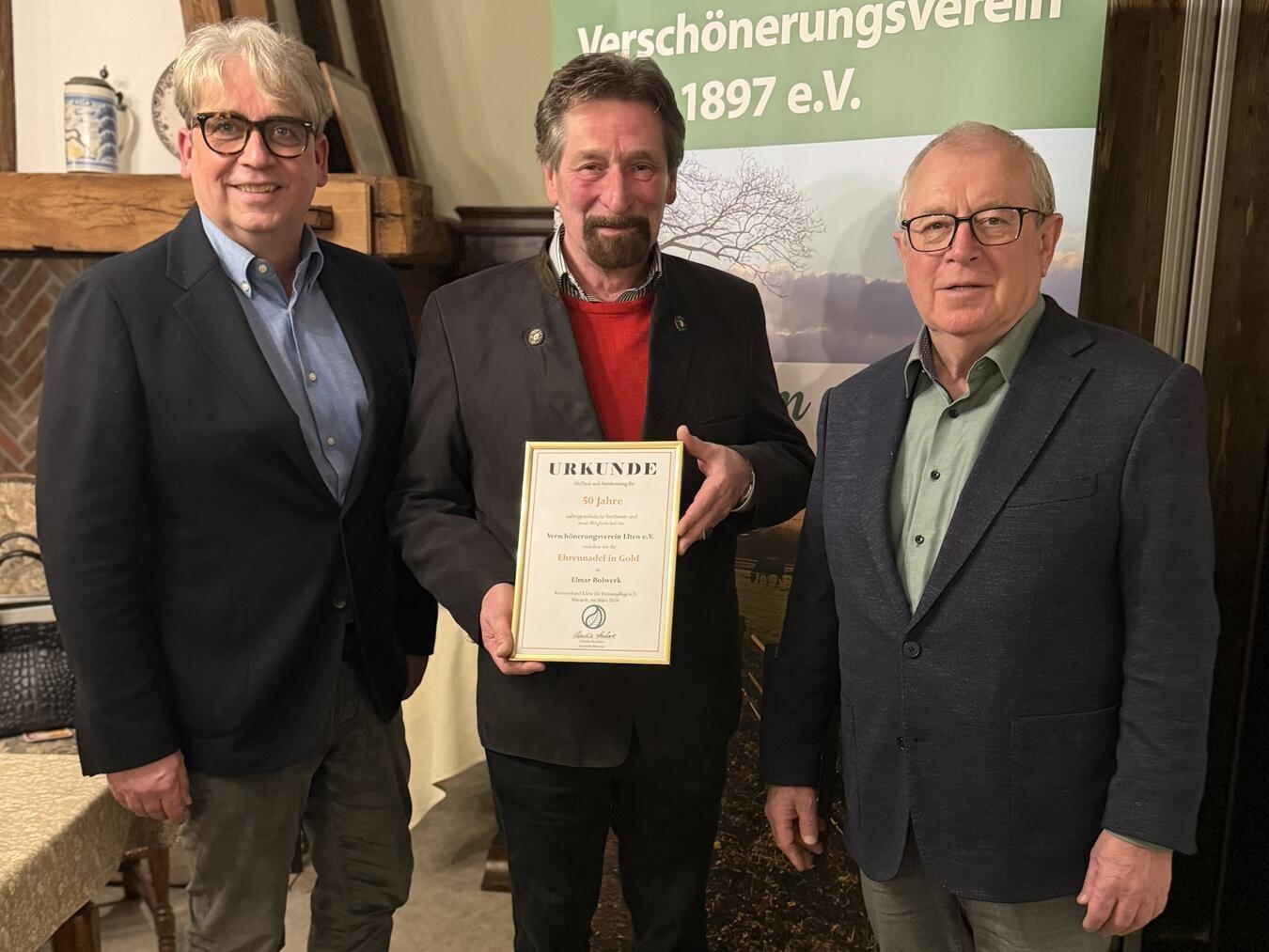 Ehrung für 50 Jahre Mitgliedschaft: Ortsvorsteher Guido Heuvelmann, Jubilar Elmar Bolwerk, VVE-Vorsitzender Albert Jansen. Foto: privat