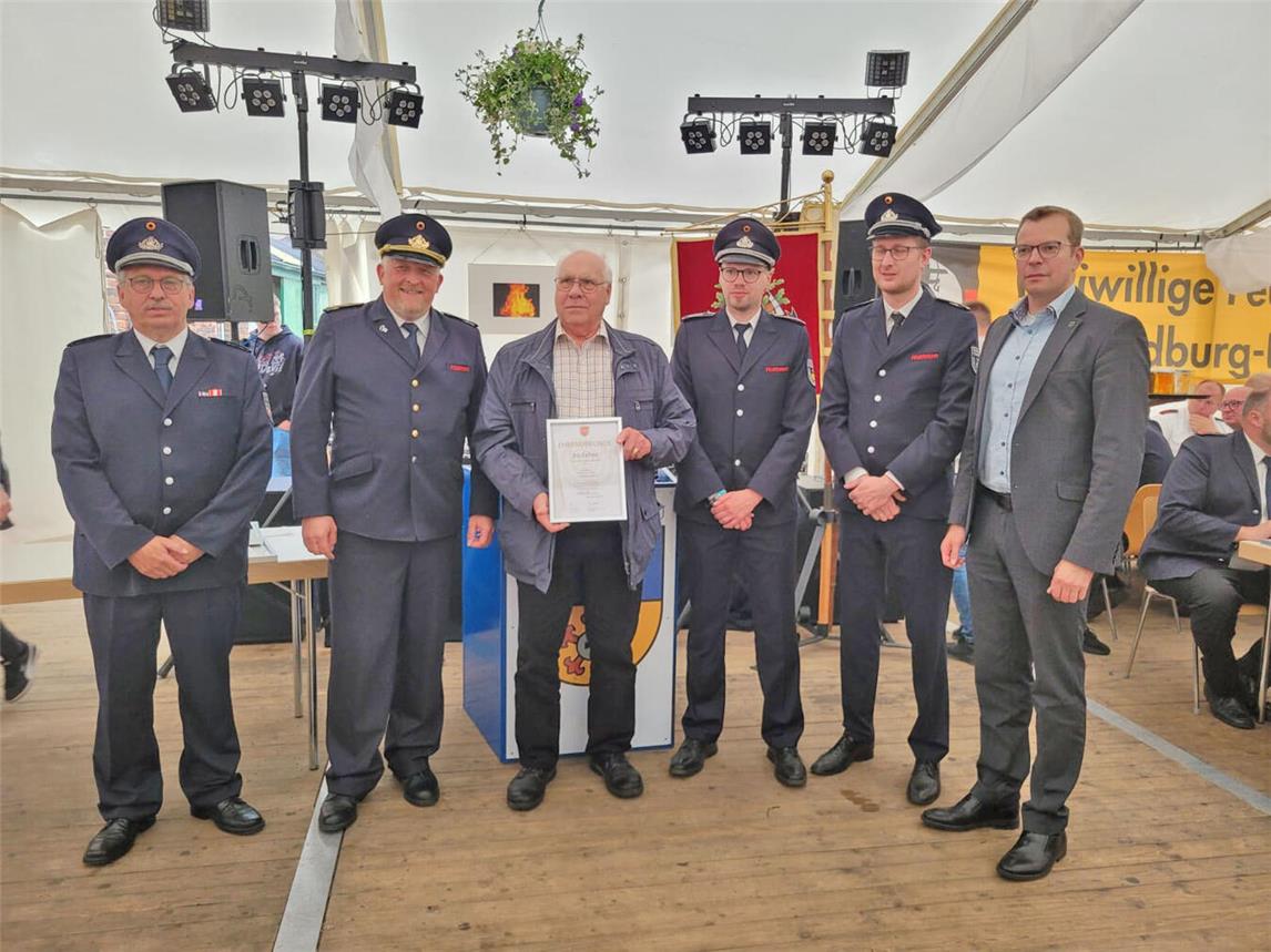 Ehrung für 70 Jahre Mitgliedschaft in der Freiwillige Feuerwehr Bedburg-Hau an Hans-Georg Brauer (Mitte).Foto: Feuerwehr Bedburg-Hau