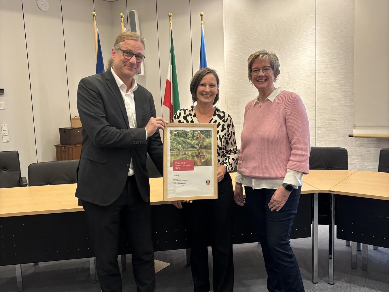Erster Platz für Katholische St. Hubertus Grundschule Ehrung für vorbildlichen Klimaschutz: Bürgermeister Dr. Dominik Pichler mit Vertreterinnen der St. Hubertus Grundschule. Foto: Westenergie