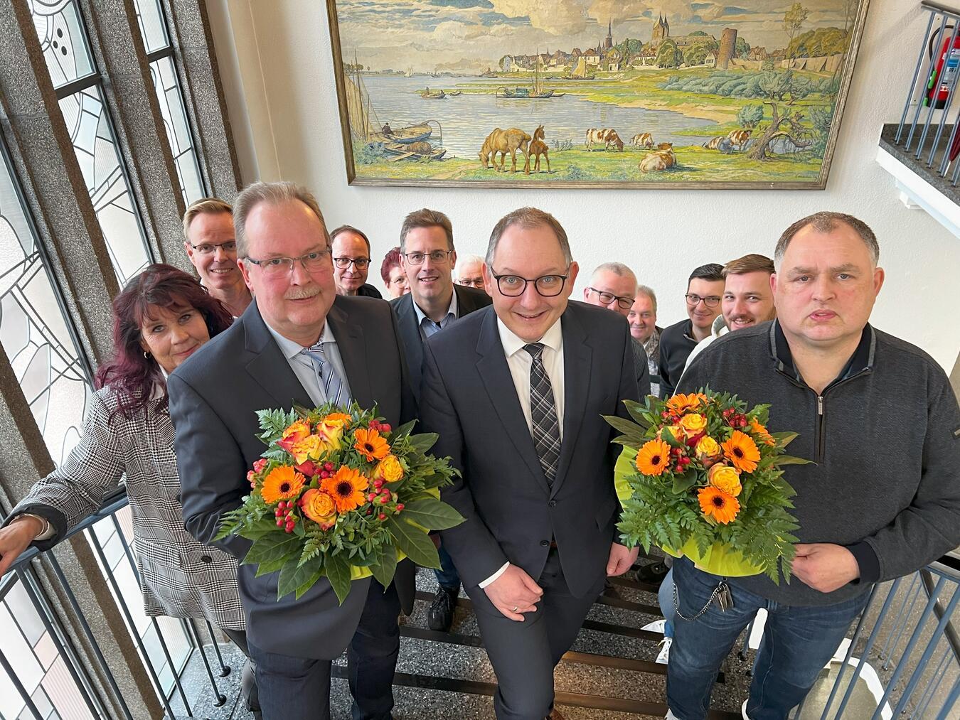 Rees: Jubiläum für Markt-Manager und Saubermacher Ehrung für zwei langjährige Mitarbeiter der Stadt Rees: (v. li.) Frank Schlüter, Bürgermeister Sebastian Hense und Udo Bieschke. Foto: Stadt Rees