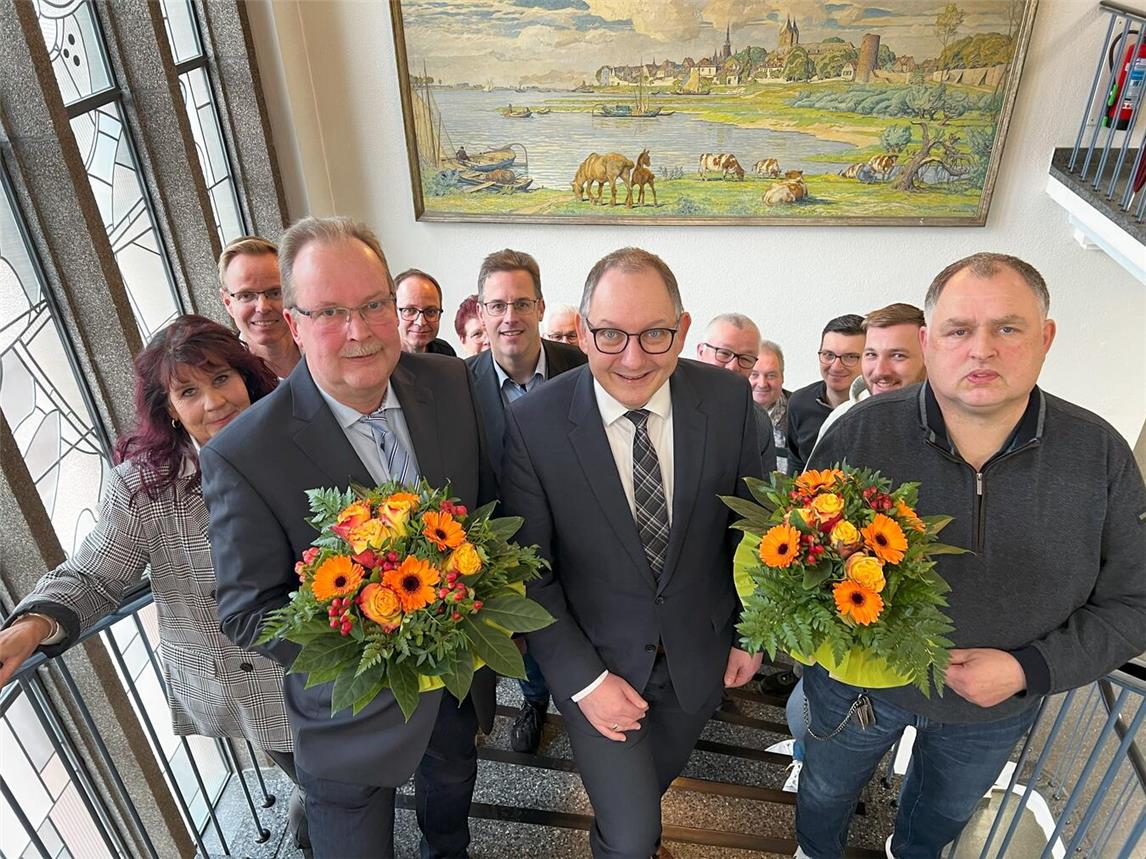 Ehrung für zwei langjährige Mitarbeiter der Stadt Rees: (v. li.) Frank Schlüter, Bürgermeister Sebastian Hense und Udo Bieschke. Foto: Stadt Rees
