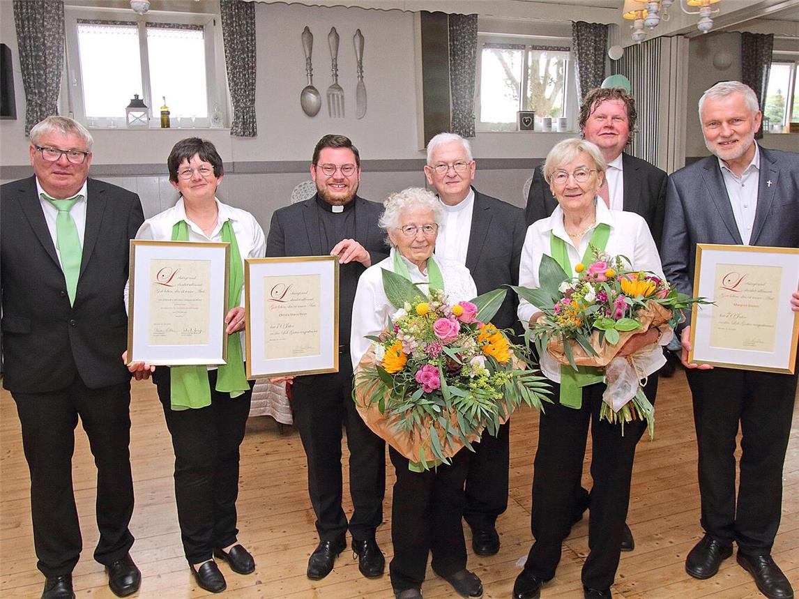 Ehrungen auf der Jubiläumsfeier: (v.l.) Vorsitzender Gerd Berghs, 2. Vorsitzende Margret Aymans, Kaplan Lars Rother, Christa-Maria Peun (70 Jahre im Chor), Pfarrer em. Karl Sendker, Margret Gielen (70 Jahre im Chor), Dirigent Udo Schröder und Pfarrer Ludwig Verst.NN-Foto: Theo Leie