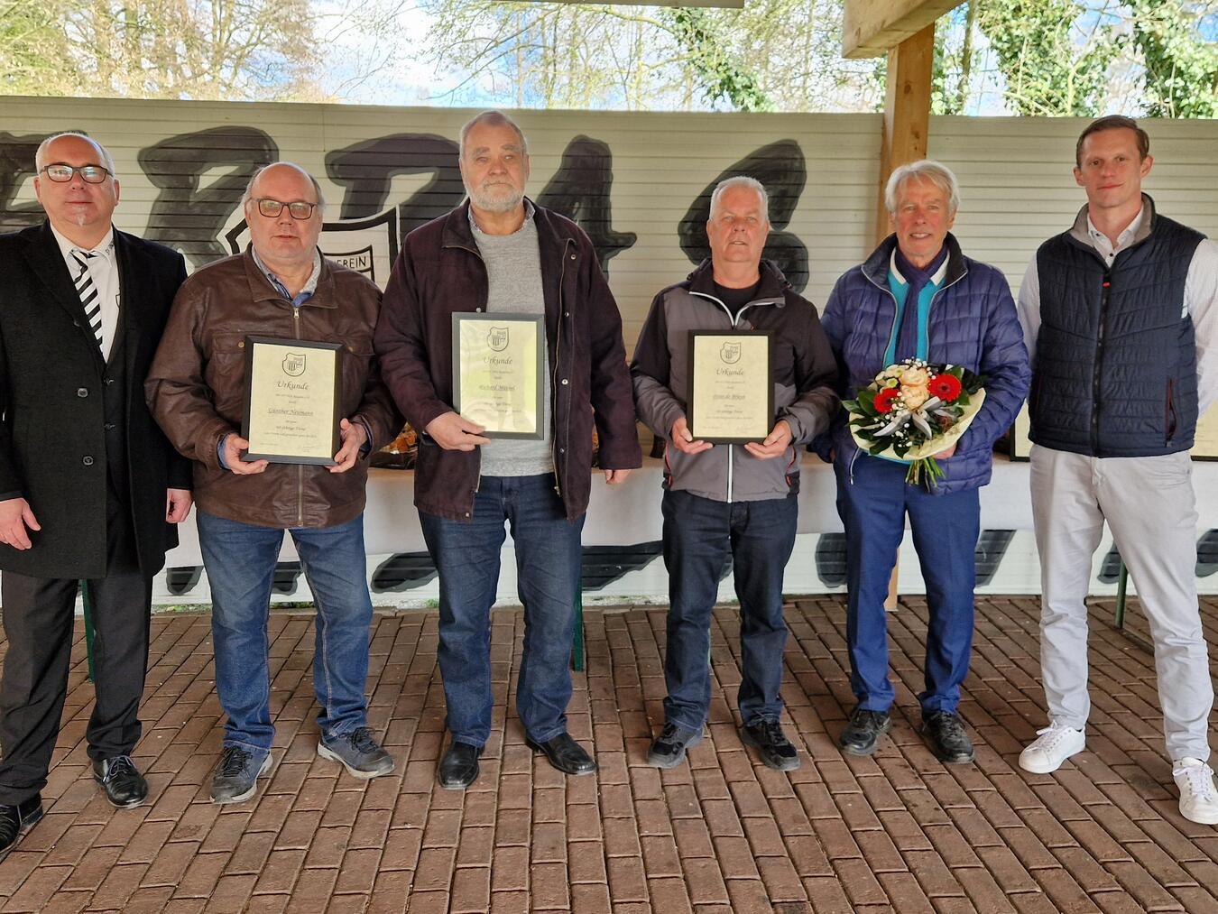 Ehrungen bei den „Zebras“: (v. l.) Jens Rosmüller (1. Vorsitzender), Günther Neumann, Richard Müthel, Peter de Bruyn, Heinrich Selders, Fabian Hildebrandt (2. Vorsitzender). Foto: privat