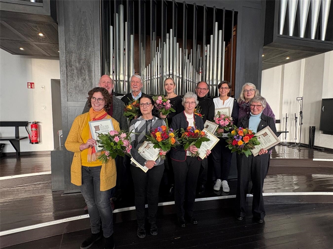 Ehrungen beim Chor in Geldern: (1. Reihe v.l.) Berit Biermann, Angela Fehlemann, Marianne Hansen, Ingrid Vogel, (2. Reihe v.l.) Kantor Dieter Lorenz, Klaus Thoms, Bettina Ranch (Mezzosopran), Joachim Michels, Bettina Link und Kuratin Monika Eyll-Naton.Foto: privat