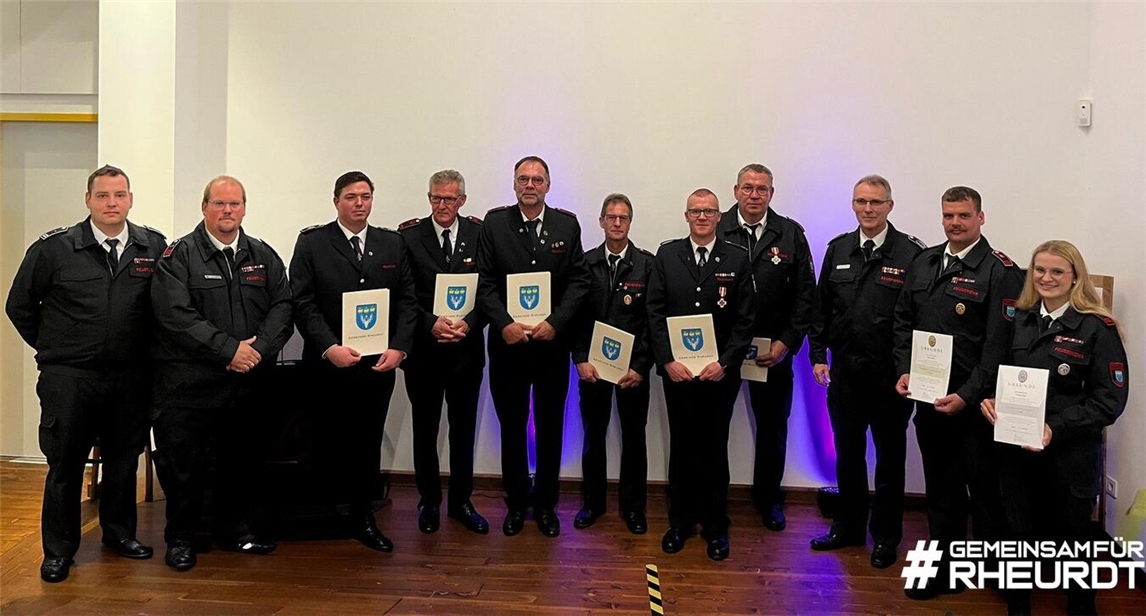 Ehrungen beim Kameradschaftsabend: (v.l.) Stellvertretender Löscheinheitsführer Peter Bolten Junior, Löscheinheitsführer Marc Niessing, Fabian Arts, Werner Arts, Dirk Tremöhlen, Guido Lenzen, Matthias Rickers, Peter Bolten Senior, Leiter der Feuerwehr Markus Gehrmann, Mike Härtlein und Yvonne Thier.Foto: Feuerwehr