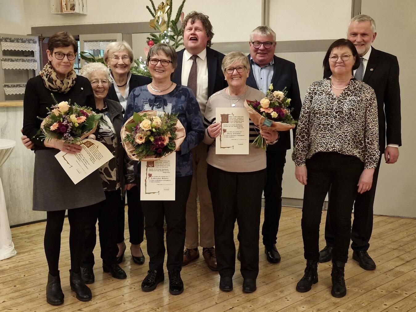 "Ehrungen im Kirchenchor Broekhuysen, Mitglieder bei feierlicher Zeremonie, Chormusik-Event, Gemeinschaft"