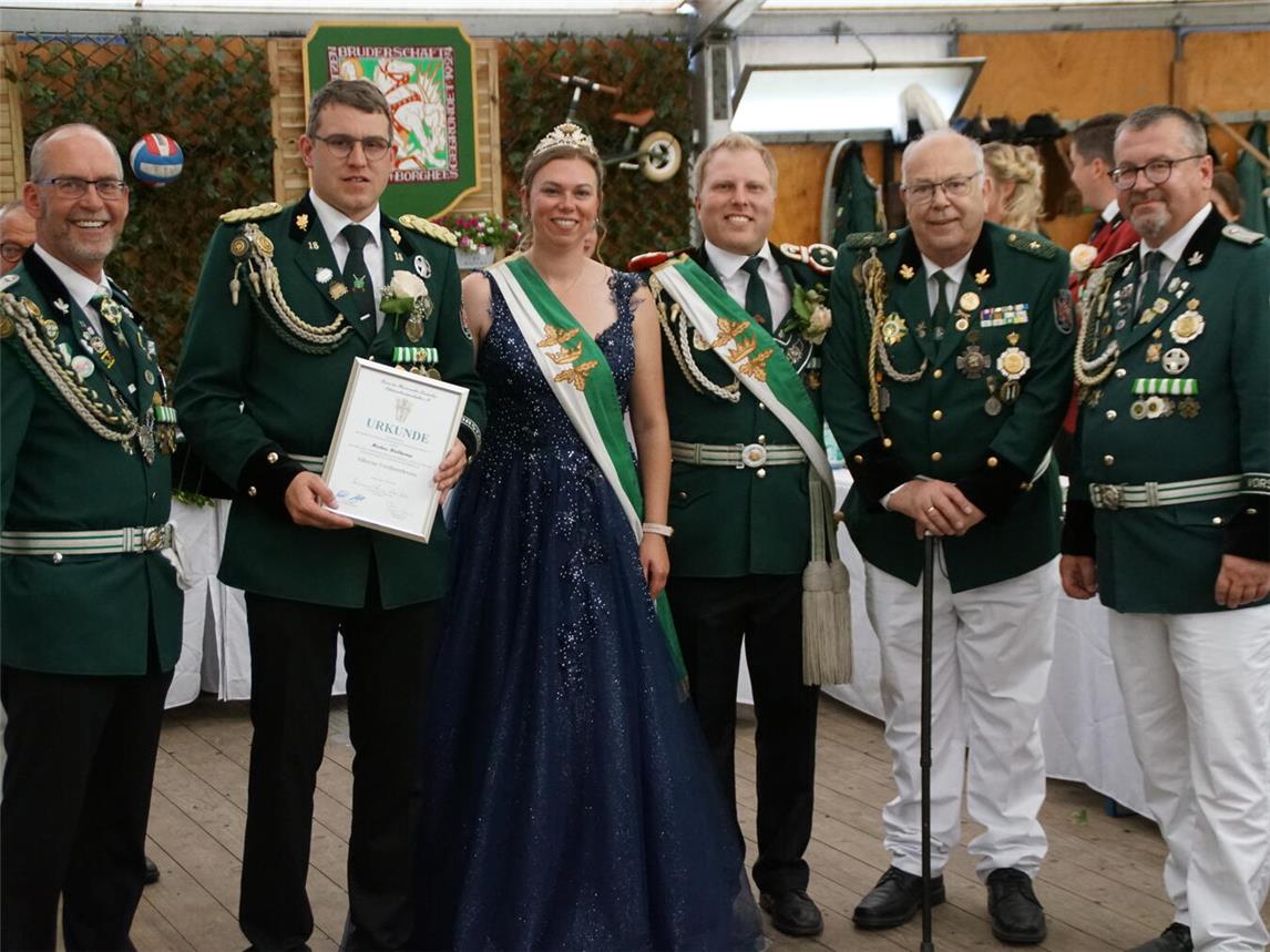 Ehrungen beim Königsball: (v. l.) Christoph Spiegelhoff, Markus Holtkamp, Daisy und Phil Verhoeven, Manfred Wiskamp und Rolf van Marwyk. Foto: privat