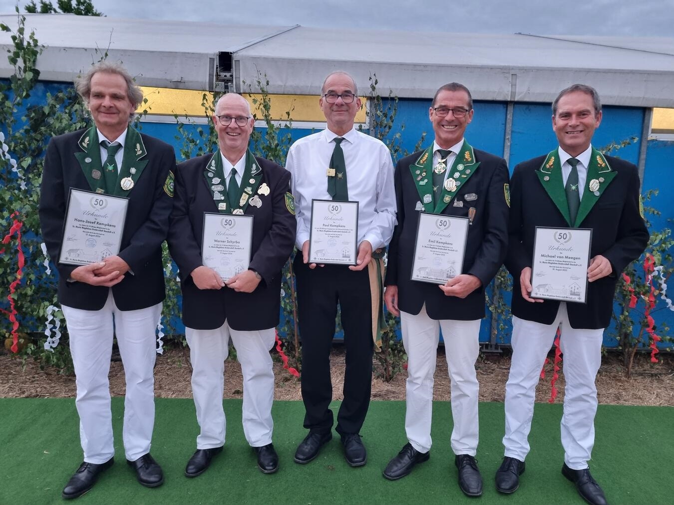 Gemeinschaft und Tradition beim Schützenfest in Boeckelt "Ehrung Schützenfest: Hans-Josef, Werner, Paul Kempkens (50 Jahre Fahnenschwenker), Emil Kempkens, Michael van Meegen"