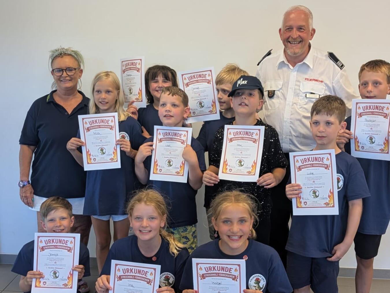 "Ehrungen beim Sommerfest der Kinderfeuerwehr Straelen, Kinder in Uniformen, fröhliche Atmosphäre"