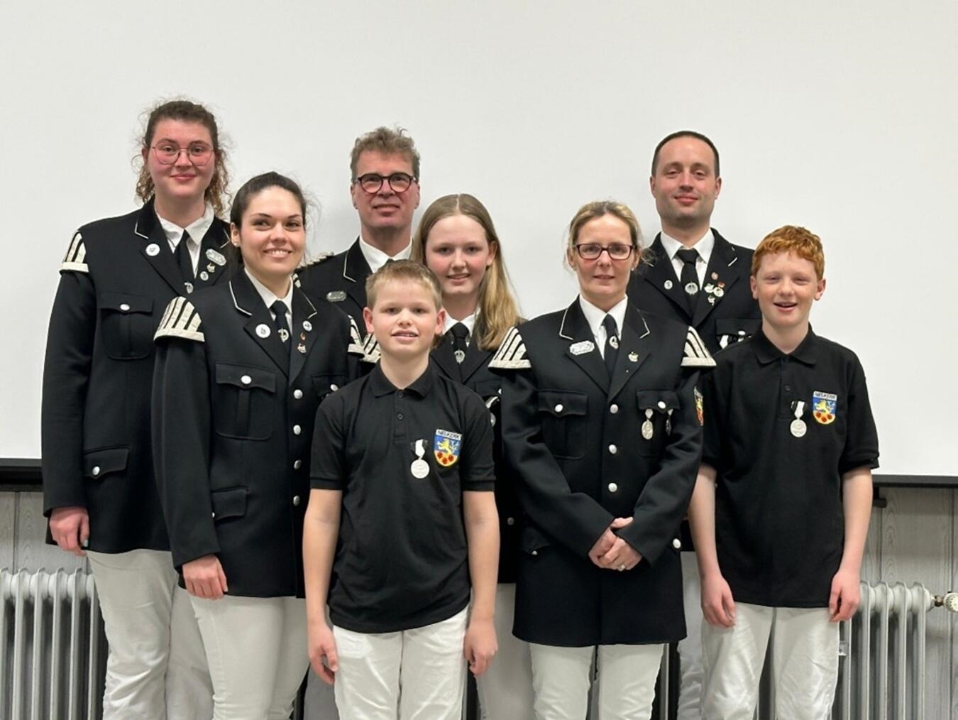 "Ehrungen Trommlerkorps Nieukerk: Mitglieder posieren in drei Reihen, Foto von privat"