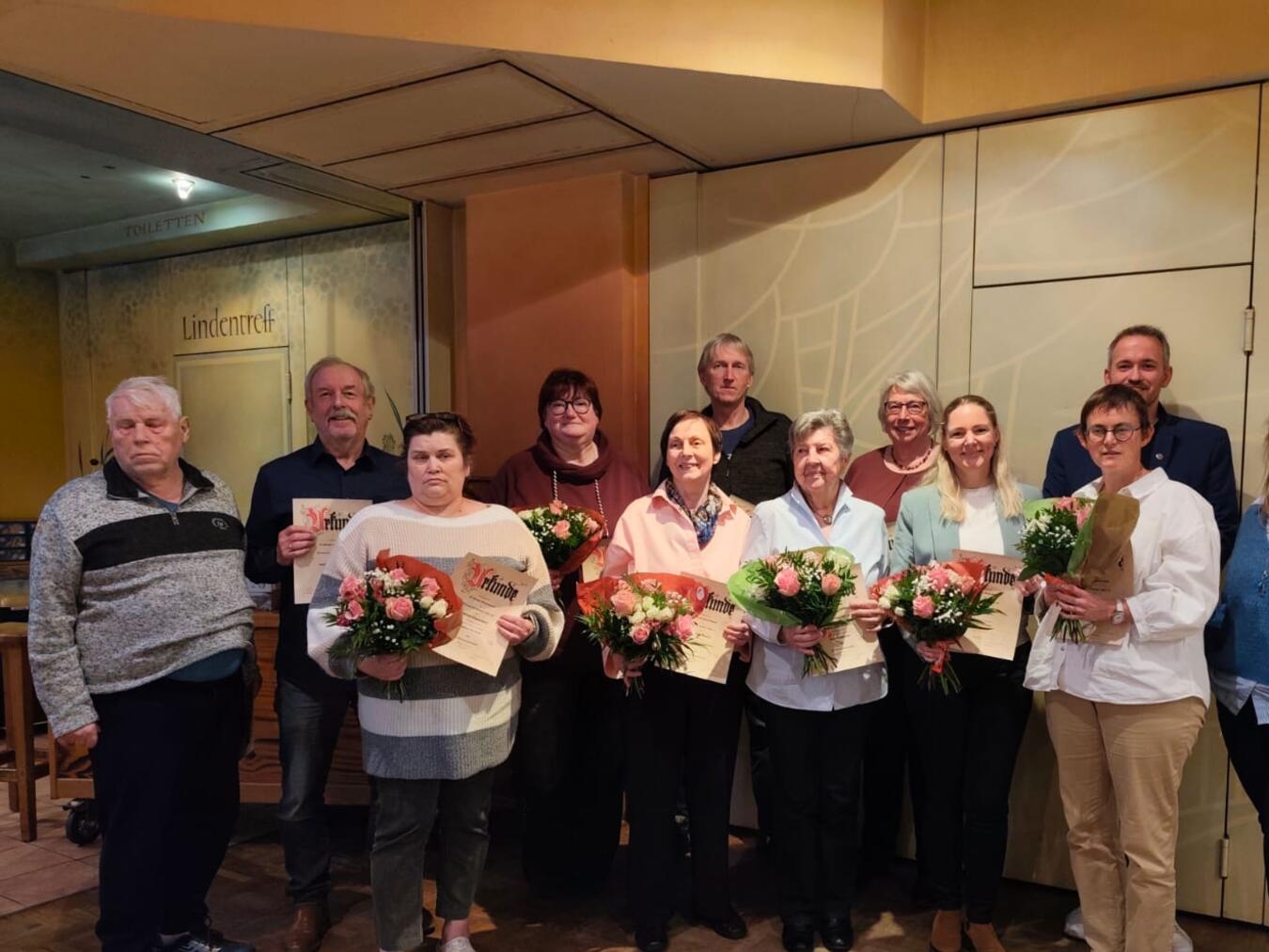 Ehrungen beim TV Geldern:( v.l.n.r.) Wolfgang Weiler (75 Jahre Mitgliedschaft), Heinz-Josef Drießen (60 Jahre Mitgliedschaft), Astrid Frauendorf (50 Jahre Mitgliedschaft), Brigitte Voß (40 Jahre Mitgliedschaft), Elisabeth Mauch (50 Jahre Mitgliedschaft), Rolf Jonat (40 Jahre Mitgliedschaft), Brigitte Zimmermann (50 Jahre Mitgliedschaft), Heidi Onckels (40 Jahre Mitgliedschaft), Michaela Fischer (25 Jahre Mitgliedschaft), Birgit Beeker (40 Jahre Mitgliedschaft), Swen Fischer (erster Vorsitzender, 40 Jahre Mitgliedschaft), Stefanie Goldbeck (zweite Vorsitzende). Foto: privat
