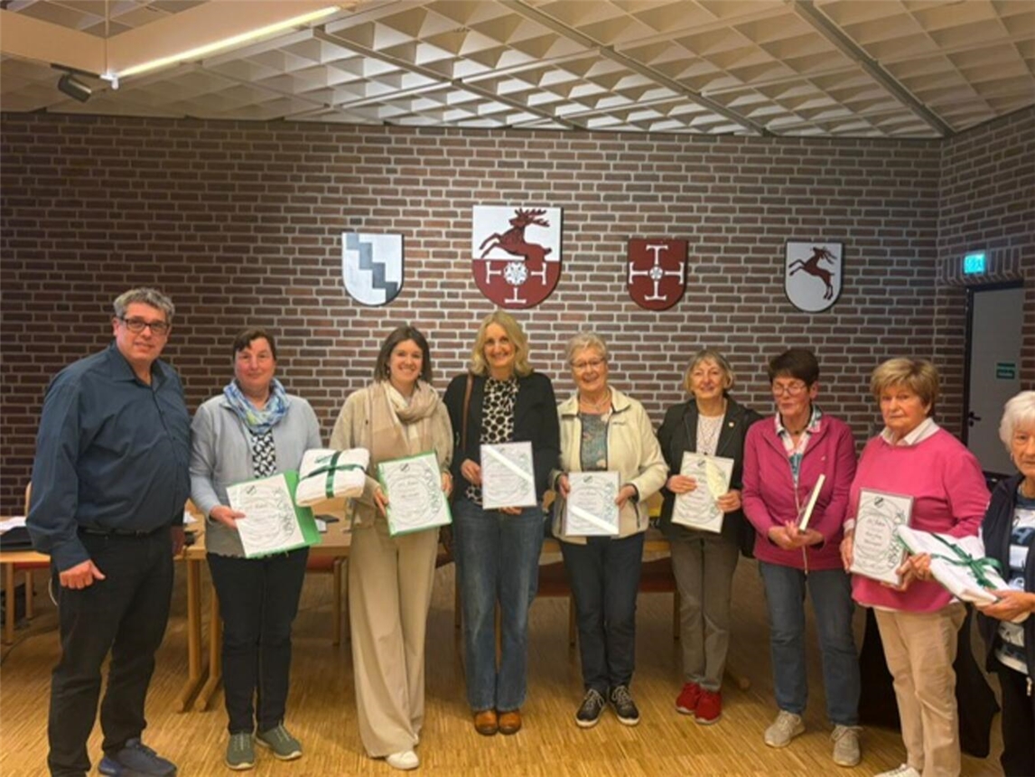 "Ehrungen bei Jahreshauptversammlung, Teilnehmer und Redner, feierliche Atmosphäre"