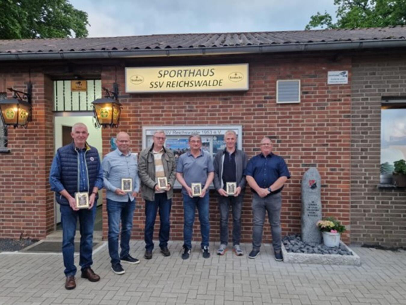 Ehrungen im Rahmen der Versammlung: (v. l.) Ludger Glandorf, Thomas Mulder, Heinz-Josef van Meegeren, Rainer Berns und Rainer Glandorf mit dem 1. Vorsitzenden Gerd Scholten. Foto: privat