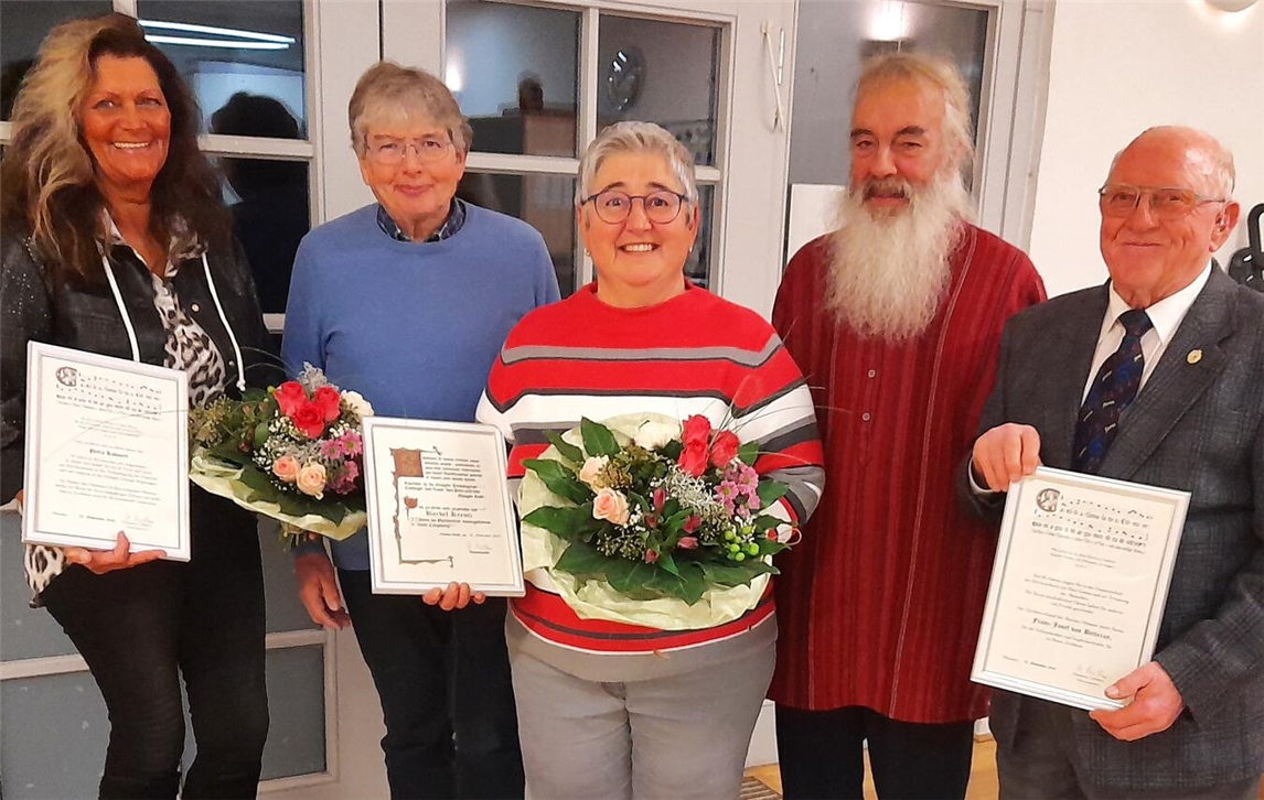 Ehrungen in Kapellen: (v.l.) Petra Kohnert, Gerd Uehlenbruck, Bärbel Kreutz, Chorleiter Lothar Hackstein und Franz-Josef van Betteray. Foto: privat