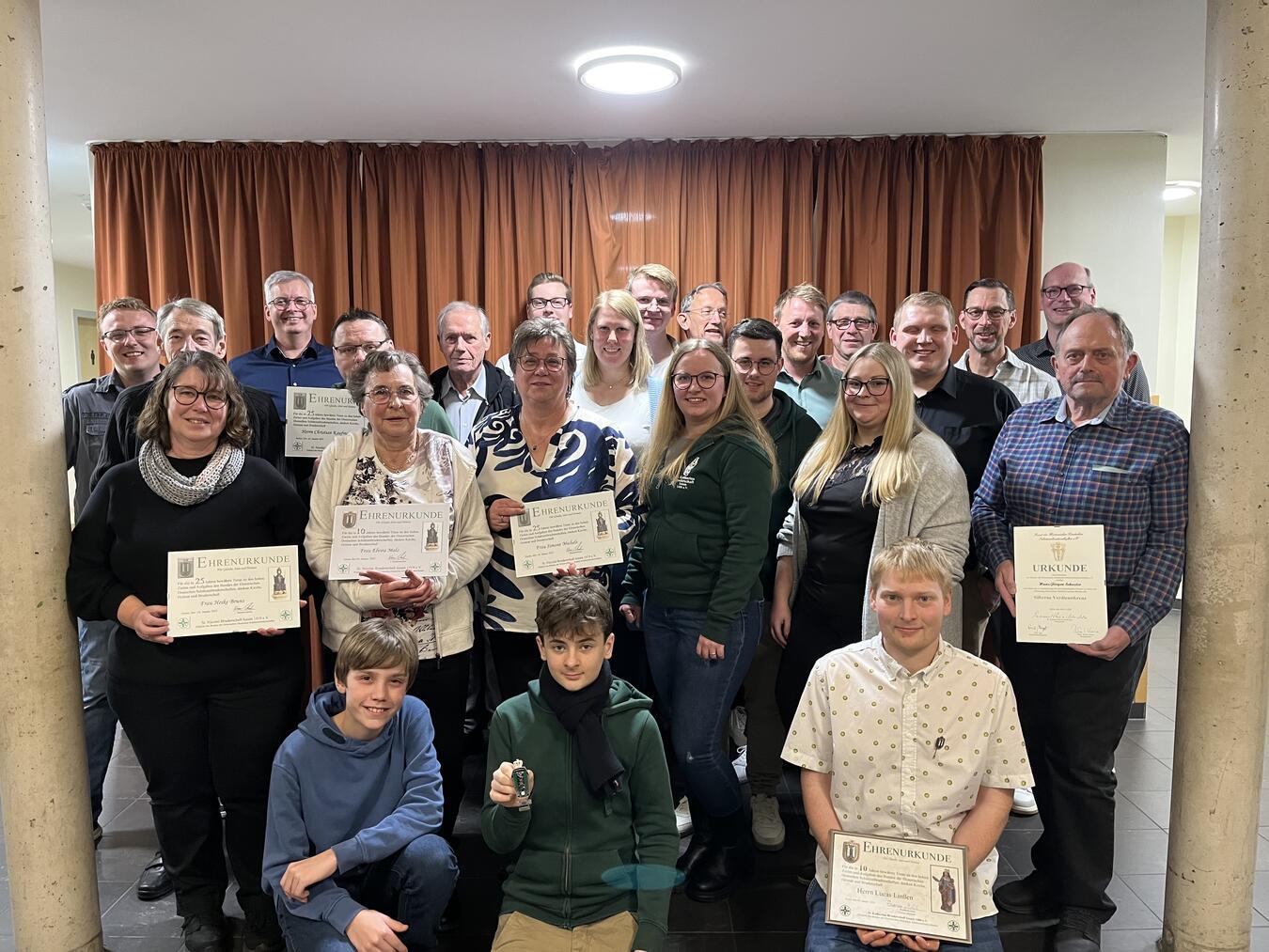 Ehrungen standen auf dem Programm beim Familienabend der Issumer Bruderschaften. Fotos: Anna Theuvsen