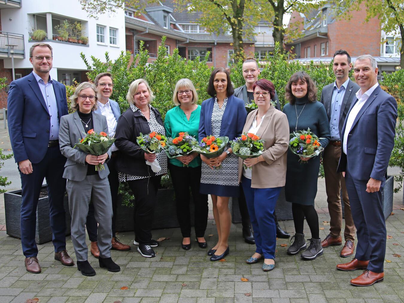 Volksbank Emmerich-Rees würdigt Jubilare Ehrungen: (v. l.) Michael Pohlmann, Raffaela Müller, Karla Kilzer, Birga Born, Lucia Wolter, Maike Winter, Stephanie Kortboyer, Claudia Seesing und die Vorstände Peter Schau und Ralf van Bruck. Foto: privat