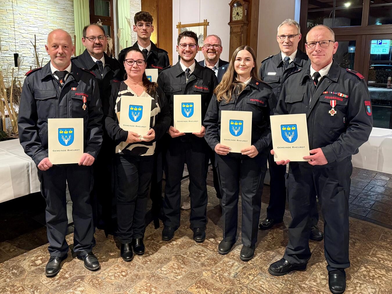 Ehrungen zum Kameradschaftsabend:.(v.l.n.r.) Christian Hülsmann, Frank Diepers (Löscheinheitsführer Schaephuysen), Martina Schmidt, Nils Pohl, Michel Hoyer, Dirk Ketelaers (Bürgermeister), Lara Wieloch, Markus Gehrmann (Leiter der Feuerwehr) und Bernd Pottbeckers. Es fehlt Alexandra Walter. Foto: privat