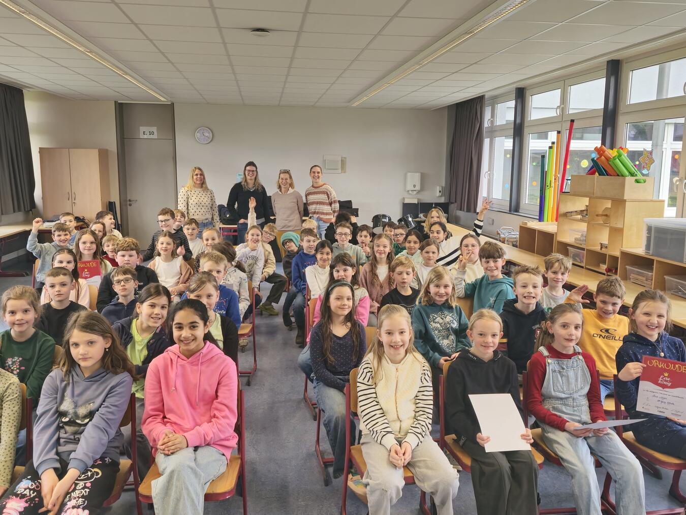 Eigentlich gab es beim Vorlesewettberb drei Erstplatzierte. Zwei lasen vor und das Publikum verdiente sich mit Zuhörerstille einen Sonderpreis. NN-Foto: HF