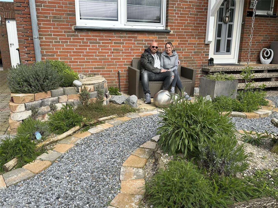 Eike Ilic kann mit seiner Partnerin Nadine Hermkes heute entspannt im Vorgarten verweilen und die Natur genießen. NN-Foto: SP