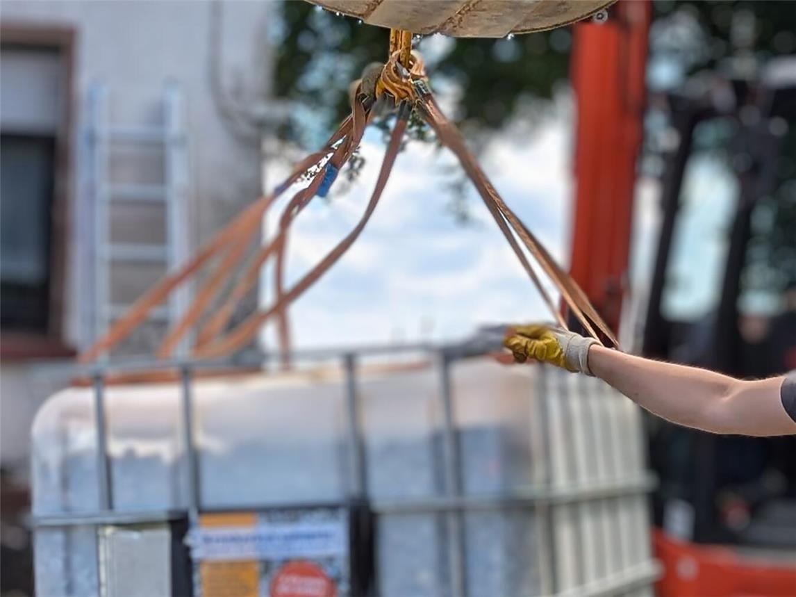 Ein 500-Kilogramm-IBC-Container wird bei Nicole van de Sandt in Pfalzdorf angeliefert. Fotos: privat