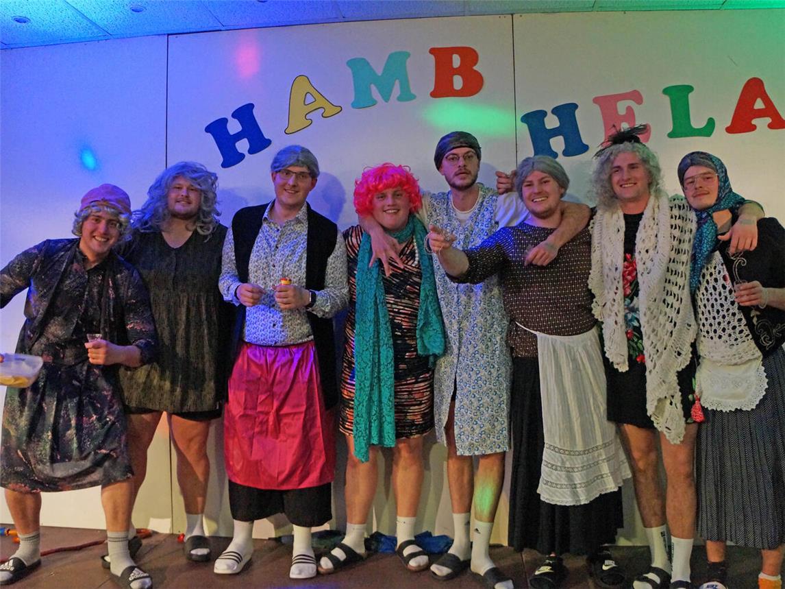 Ein absolutes Highlight zum krönenden Abschluss waren die Hamber Dorfpfeiffen. Die als alte Damen verkleideten jungen Männer heizten zu den Songs „Staying alive“ sowie „Time of my life“ dem Publikum noch mal richtig ein. Foto: St. Antonius Schützenbruderschaft