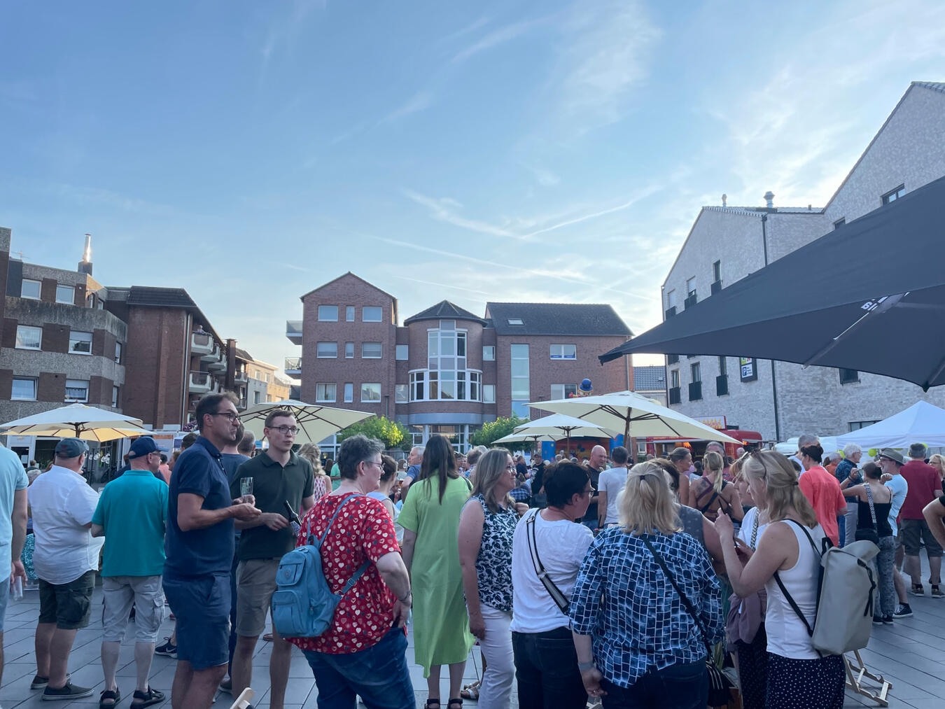 "Feierabendmarkt Neumarkt Emmerich, lebhafter Sommerabend, 16. Juli, Besucher genießen Atmosphäre"