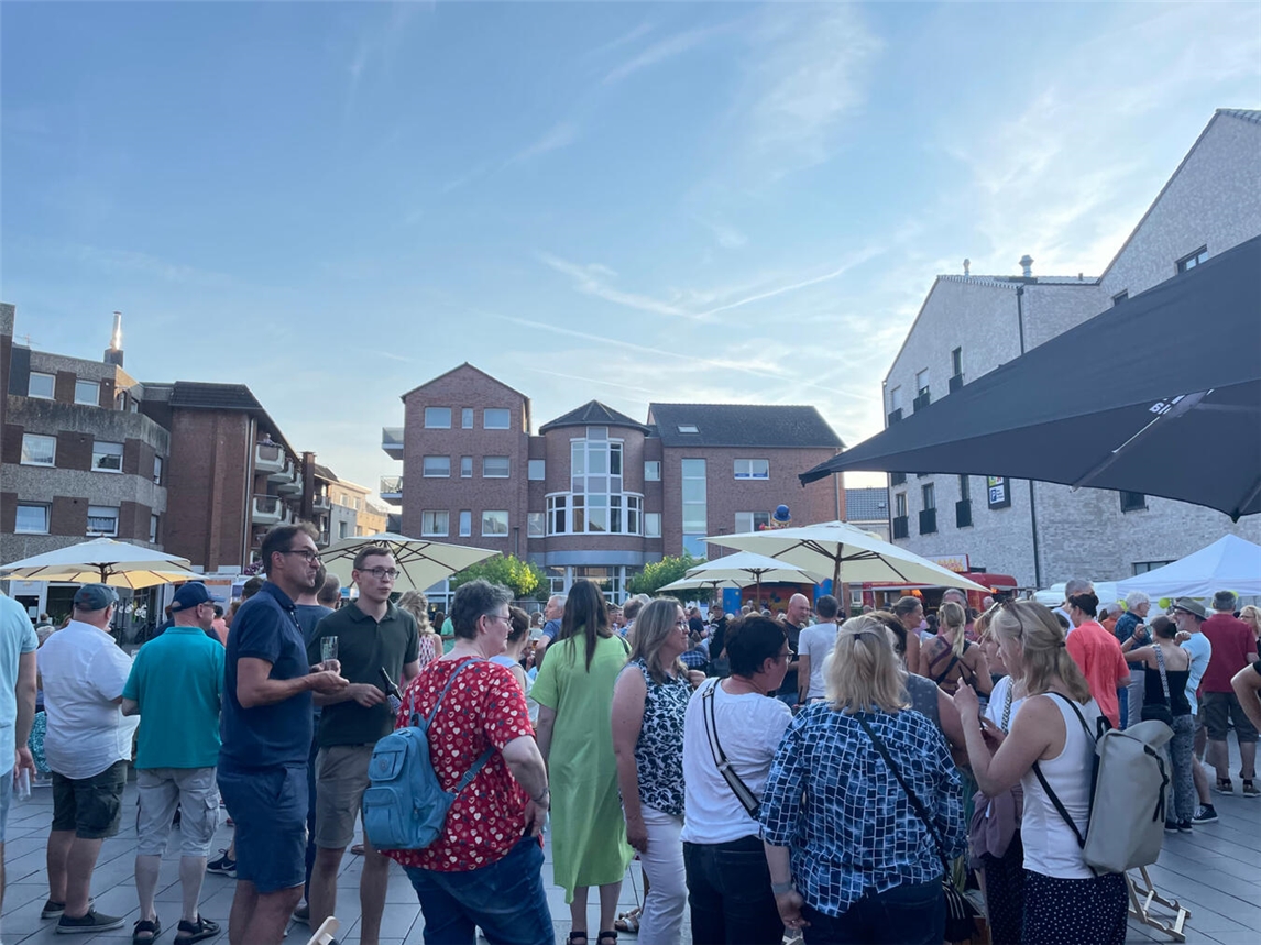 "Feierabendmarkt Neumarkt Emmerich, lebhafter Sommerabend, 16. Juli, Besucher genießen Atmosphäre"