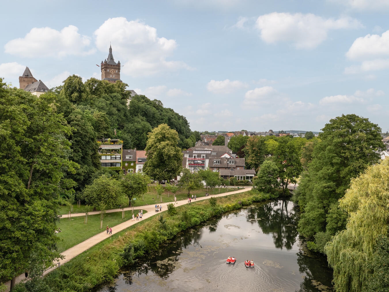 "Panoramablick auf Kleve: Historische Gebäude und grüne Landschaft bei Tag, ideal für einen abwechslungsreichen Ausflug"