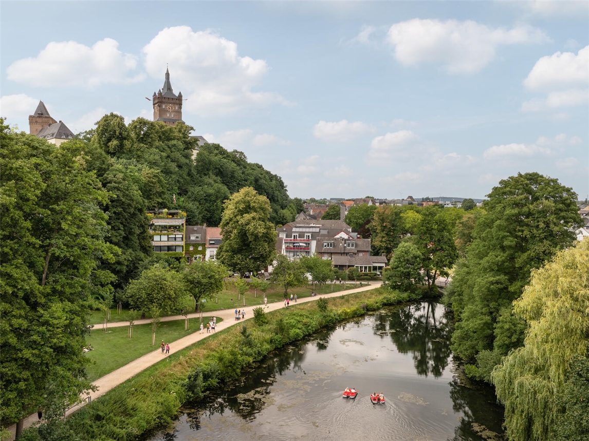 "Panoramablick auf Kleve: Historische Gebäude und grüne Landschaft bei Tag, ideal für einen abwechslungsreichen Ausflug"