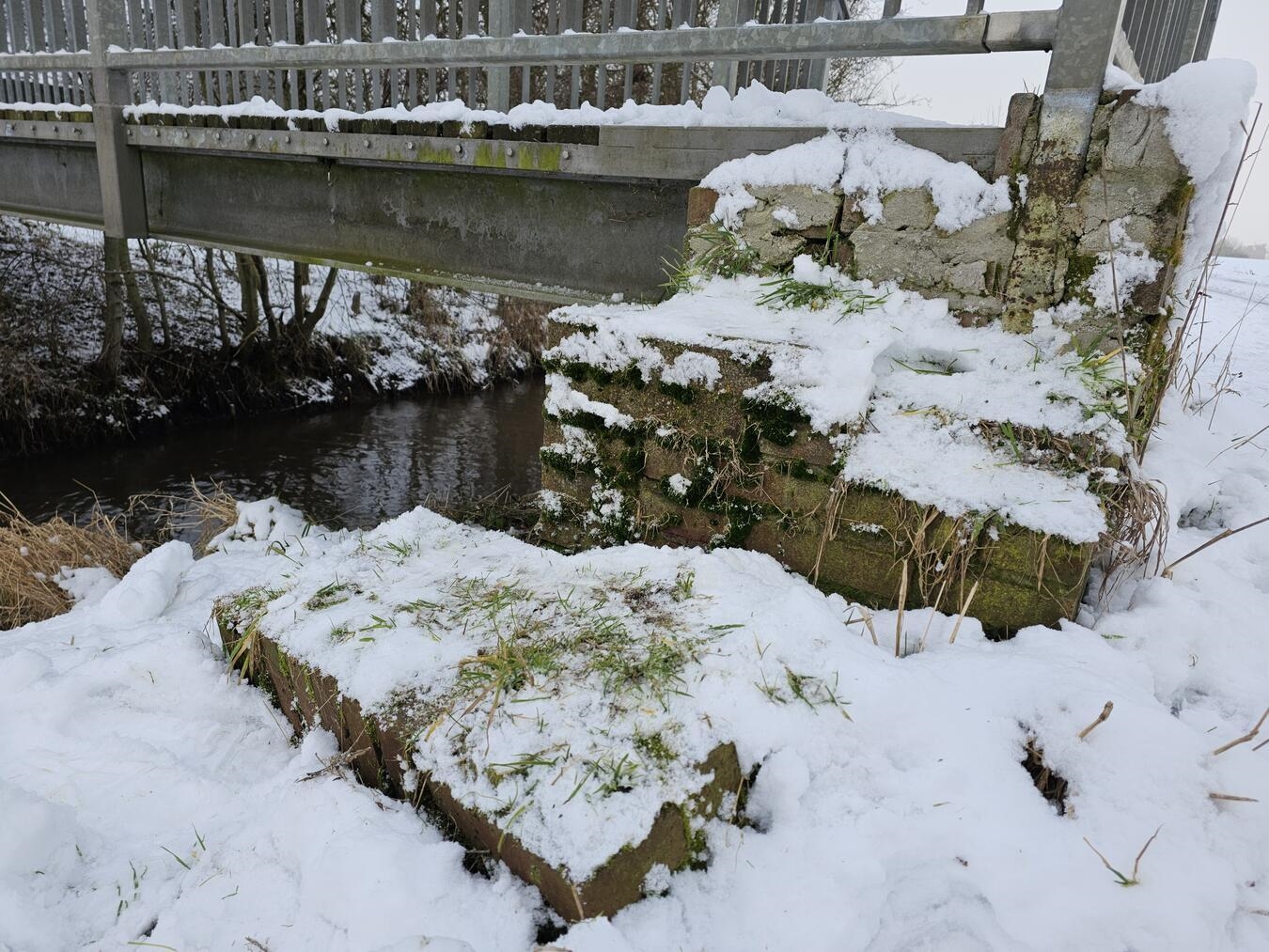 Ein angeschlagener Stützpfeiler: Die Brücken in Kervenheim sollen in diesem Jahr ausgebessert werden. NN-Foto: TL