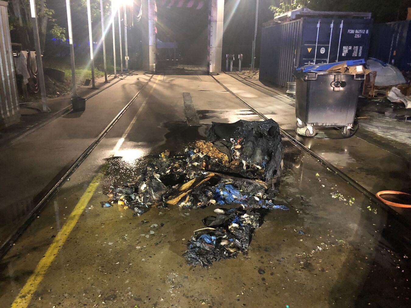 Ein Angriffstrupp unter schwerem Atemschutz konnte den Brand mithilfe einer Schnellangriffsleitung zügig unter Kontrolle bringen und löschen. Foto: Feuerwehr Bedburg-Hau