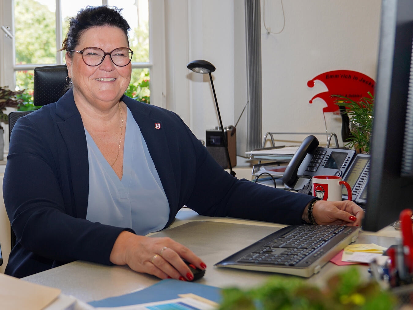 "Claudia Lindlahr am Schreibtisch, im Gespräch mit Emmericher Bürgern, Arbeitsplatz Wohlfühlen, Stadt Emmerich"