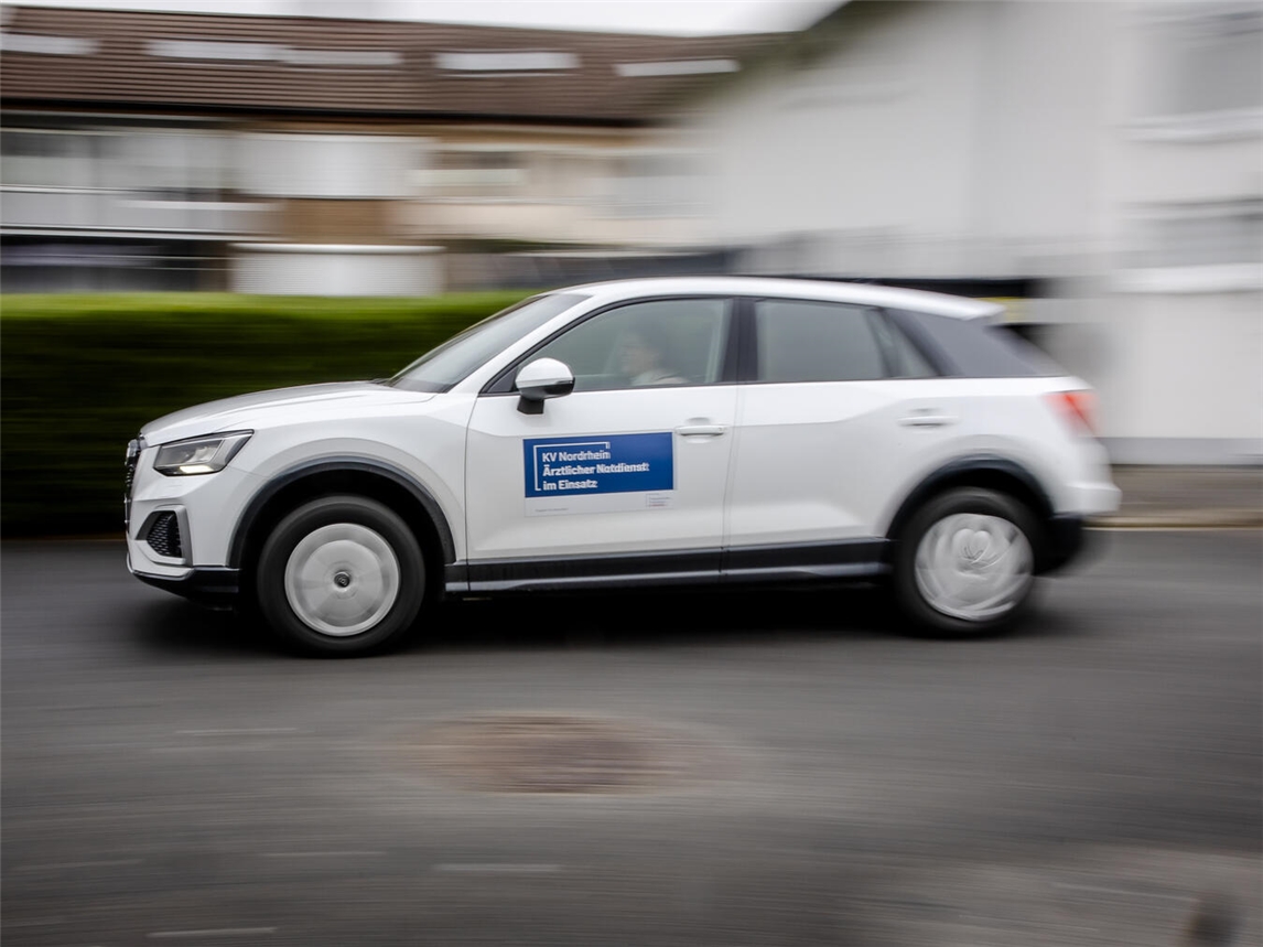 "Arzt auf Hausbesuch, unterwegs mit medizinischer Tasche. Foto: Anne Orthen/KVNO"