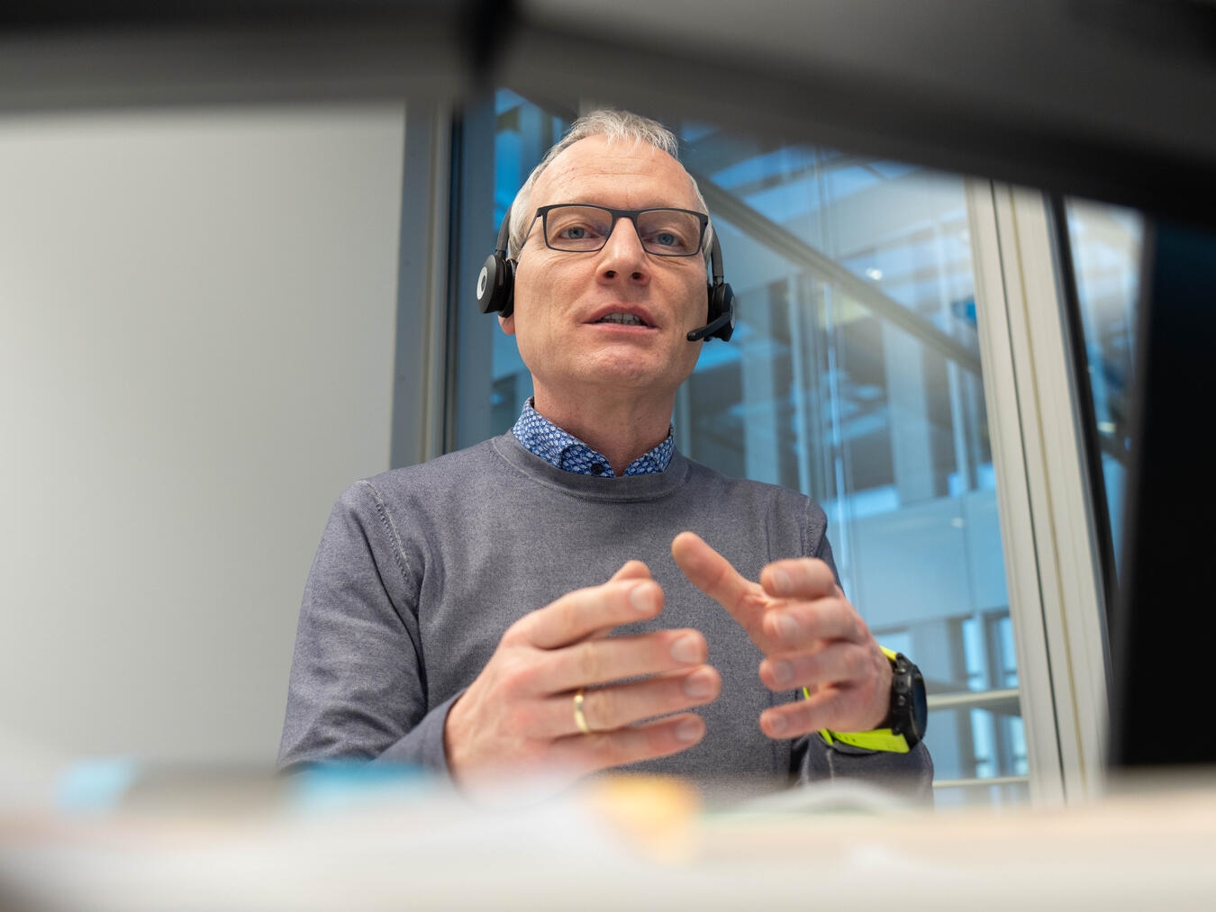 Ein Arzt im Gespräch während einer Videosprechstunde. Foto: KVNO