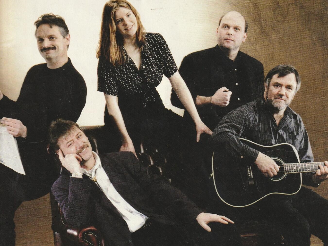 "Bandfoto von 1999, vier Musiker in Vintage-Kleidung, klassische Rockband-Aufstellung"