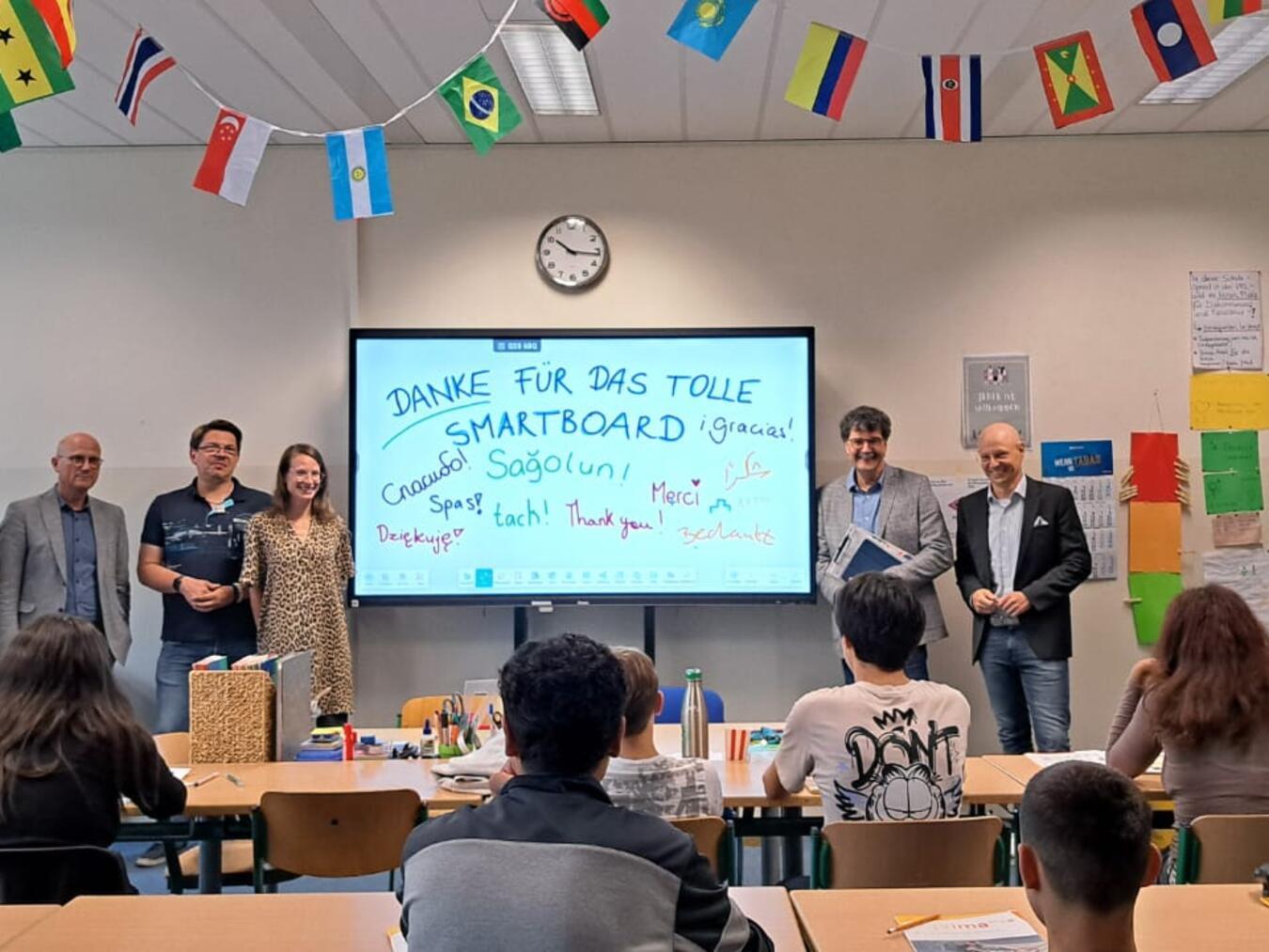 Ein bedeutender Schritt in Richtung Bildungsgerechtigkeit: Dank einer großzügigen Spende freut sich das Städtische Willibrord-Gymnasium Emmerich über ein neues digitales Board für die Vorbereitungsklasse (VKL). Foto: Anke Szopinski