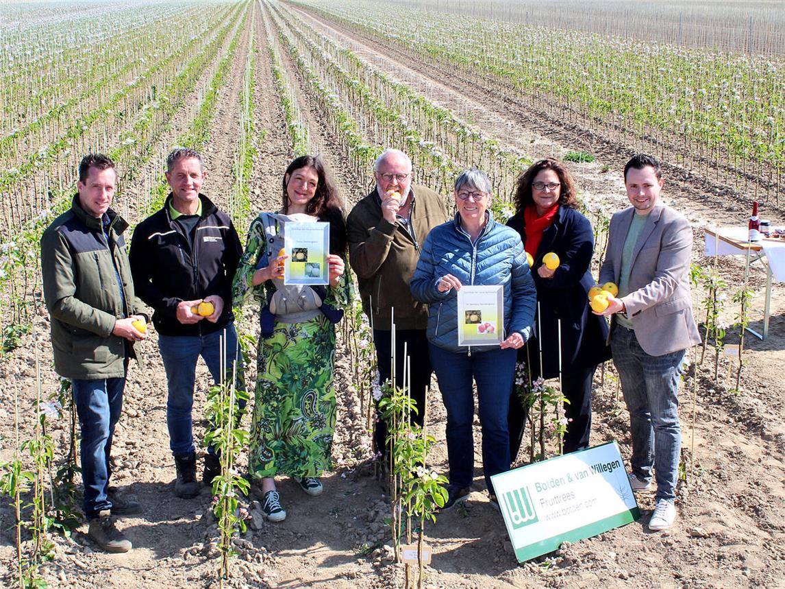 Ein beeindruckender Anblick: Bernd Hesseling (4.v.l.) lud seine Gäste zu einer Besichtigung der neu gepflanzten Apfelbäume ein und überraschte Dr. Barbara Hendricks (3.v.r.) und Paula Backhaus (3.v.l.) mit einer eigenen Sorte. NN-Foto: Thomas Langer