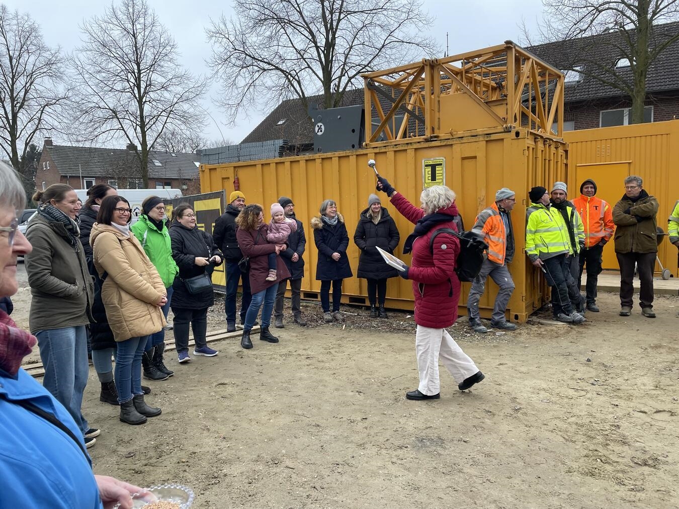 Ein besonderer Moment der Feier war die Segnung des Hauses durch Christel Winkels. Foto: Kita Arche Noah