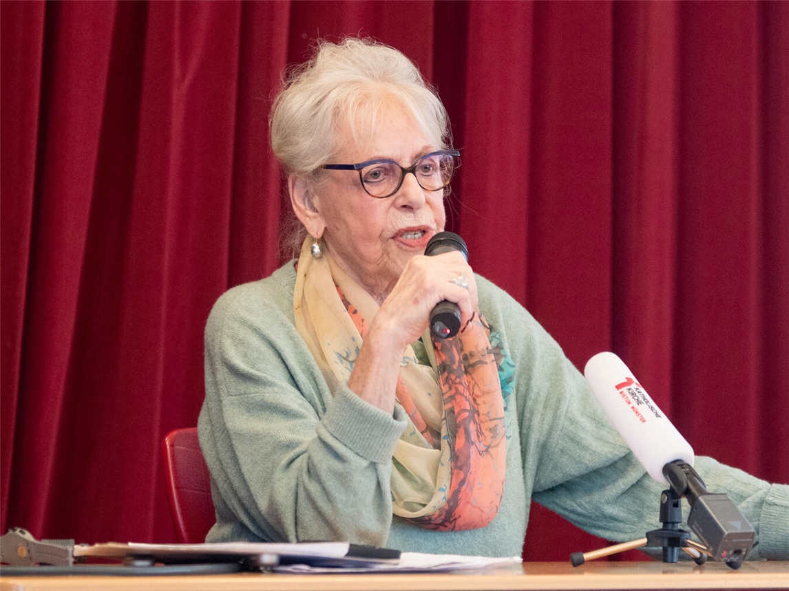 "Eva Weyl erzählt Schülern bewegend ihre Holocaust-Geschichte, Ausstellungshighlight, privates Foto"