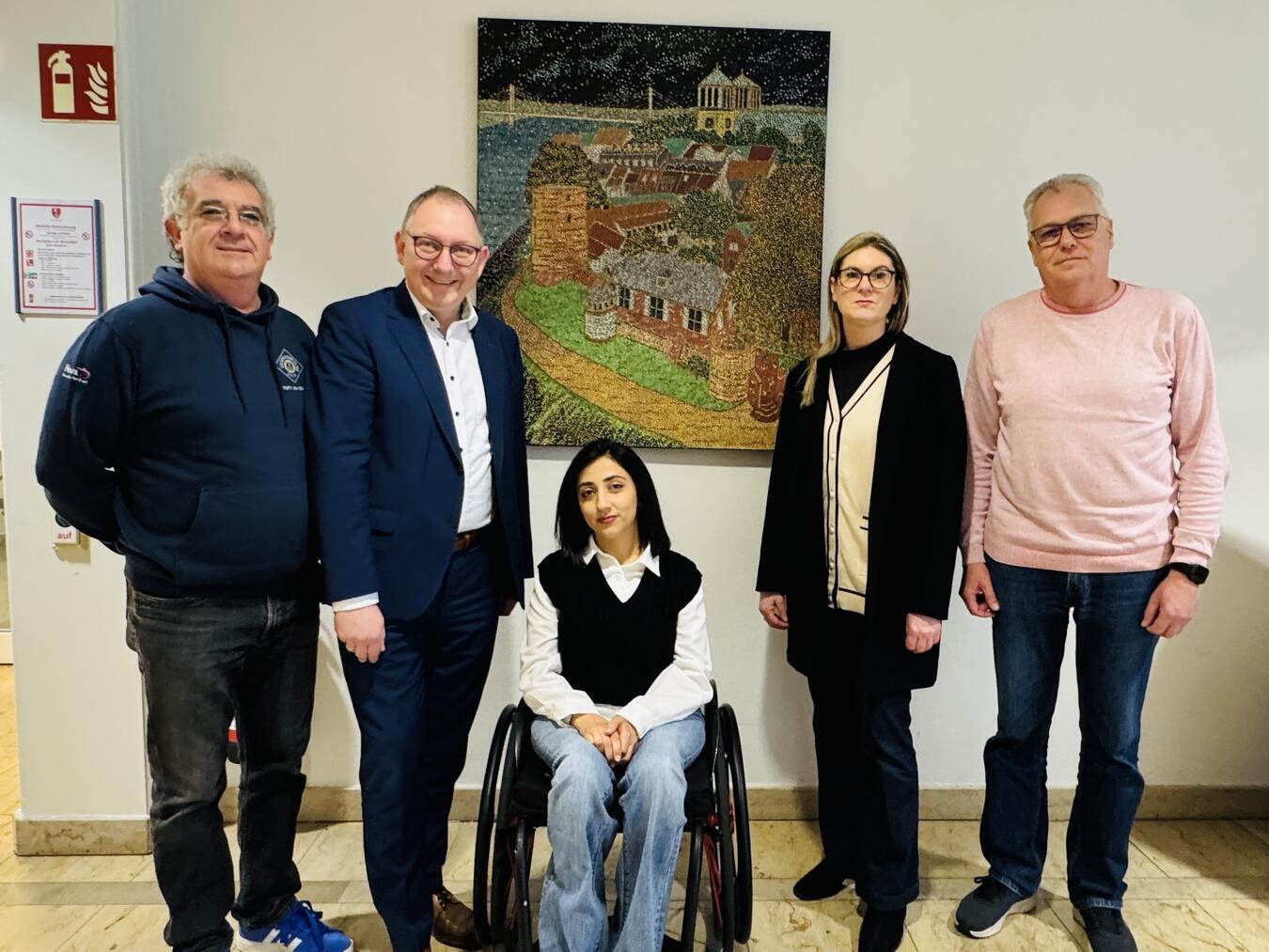 Ein Bild von Rees als Geschenk für Rees von der Künstlerin Lusine Armenyan (M), mit (v. li.) Carlo Barresi, Sebastian Hense, Nina Lantzerath (Betreuungsleitung ZUE Rees) und Heinz Müllers (ZUE Haldern). Foto: Stadt Rees