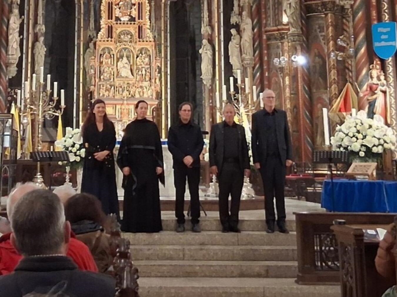 Ein bisschen kalt war es am Konzertabend in der Basilika, doch „consonanz à 4“ und Elmar Lehnen sorgten auf ihre Art für Wärme für Seele und Geist. Foto: Heike Waldor-Schäfer 