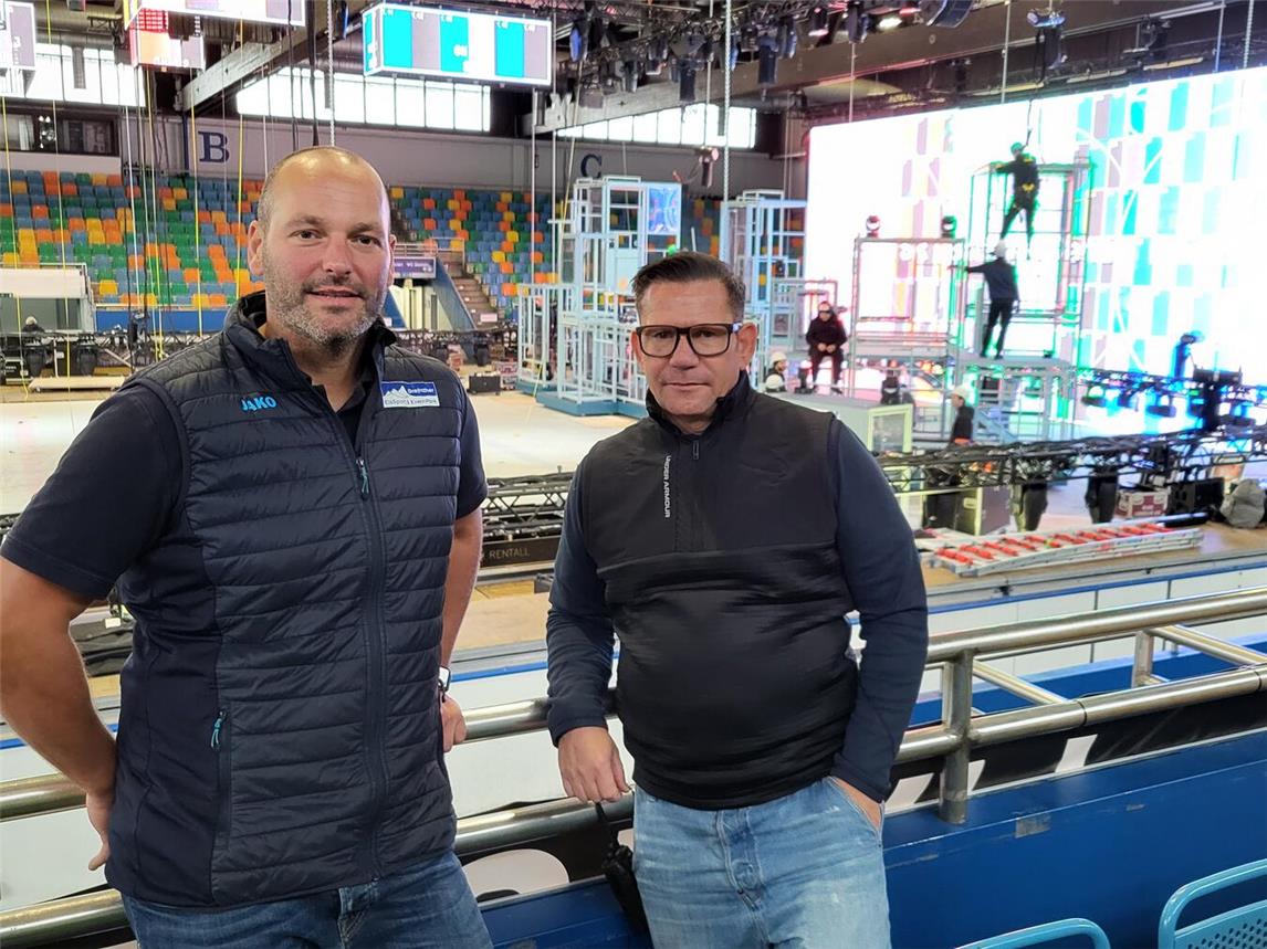 Ein Blick hinter die Kulissen von „Holiday on Ice“ mit Produktionsleiter Peter „Kuschel“ Koschmieder (r.) und Grefraths Veranstaltungsleiter Jan Lankes während der Aufbauarbeiten im Eisstadion. NN-Foto: MB