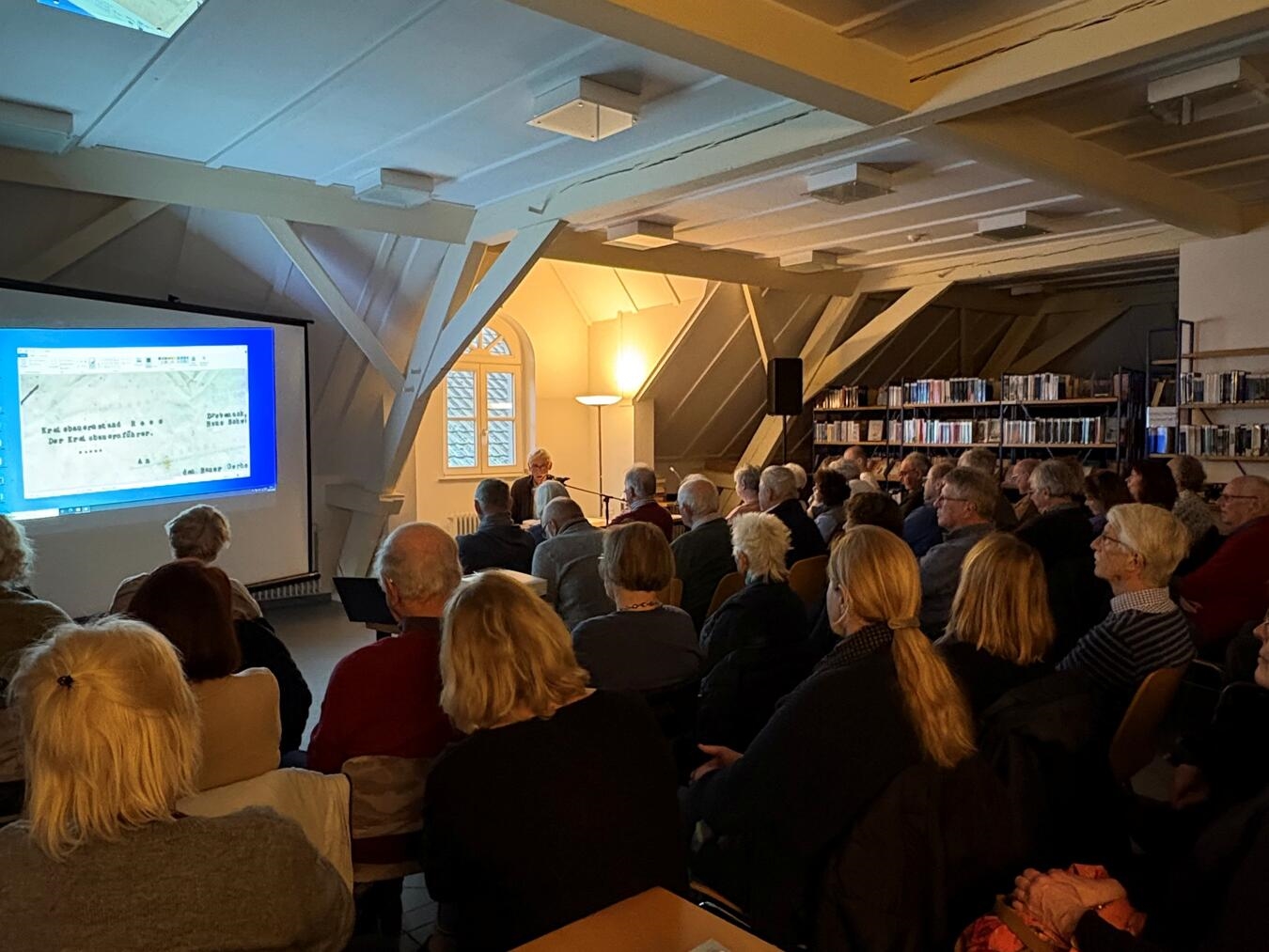 Ein Blick in die Familien-Vergangenheit während der Lesung mit Bernhard Lensing in der Stadtbücherei in Rees. Foto: Stadt Rees